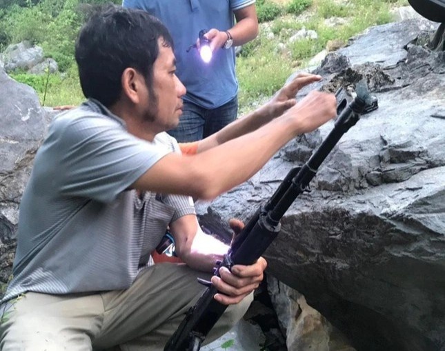 Bat nguoi giau sung AK trong rung, dap pha lan trai cua dan hinh anh