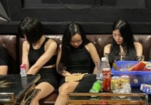 Phat hien 26 nam nu bay lac trong quan karaoke hinh anh