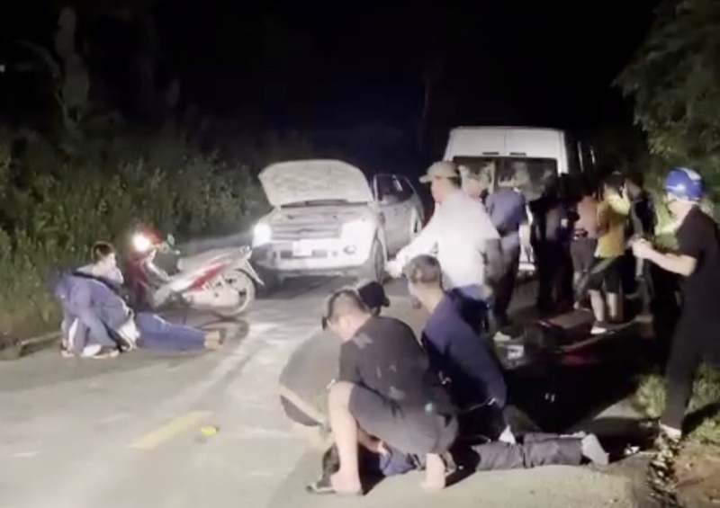 Bi vay bat, 2 nguoi om 15 banh heroin dien cuong ban tra hinh anh