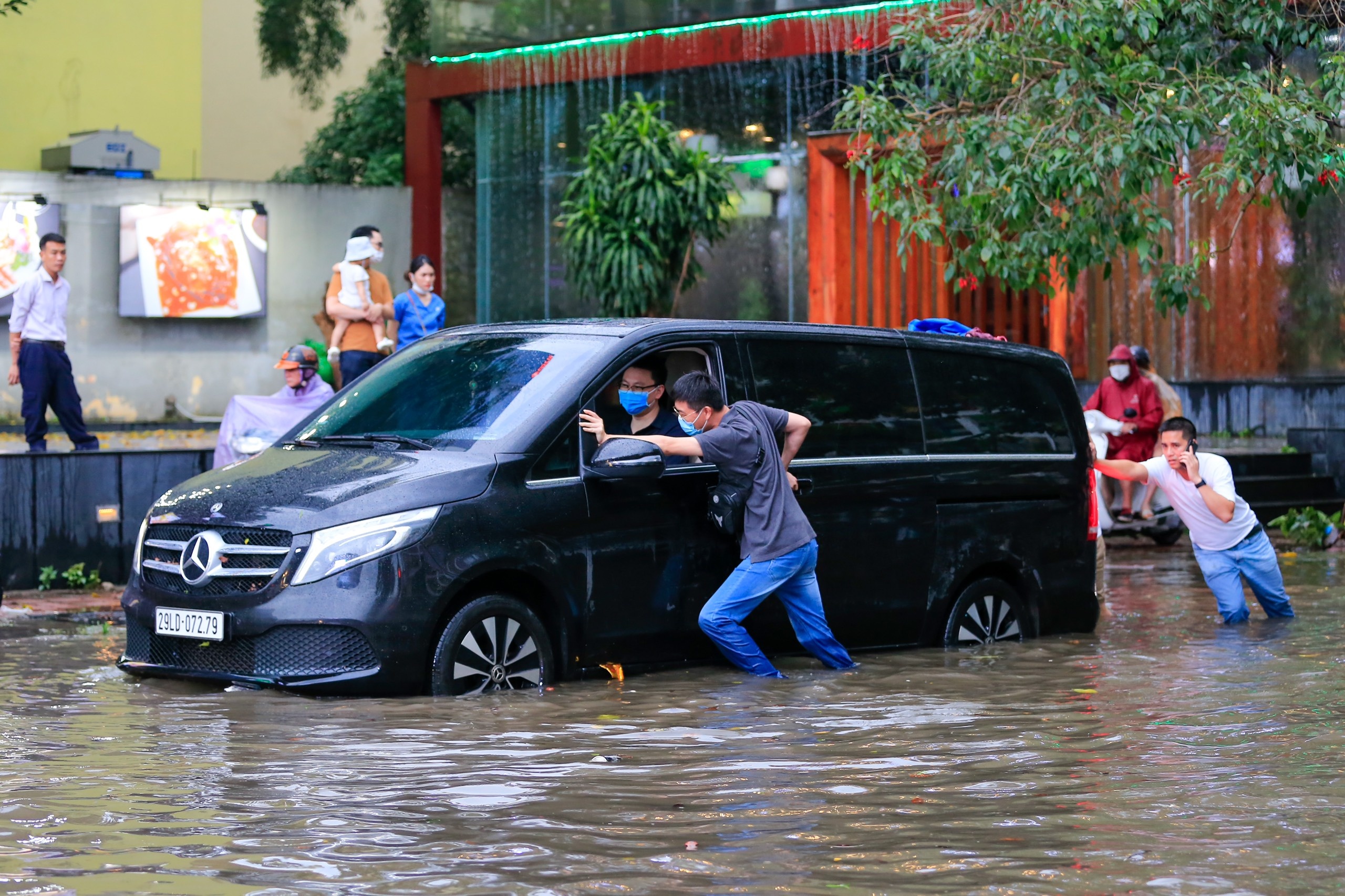 Vi sao ca thap ky nguoi dan Thu do chiu canh ung ngap moi khi mua lon? hinh anh