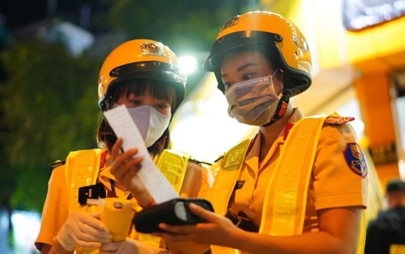 Chan dung nhung 'tu than' mang ten ruou, bia sau tay lai hinh anh