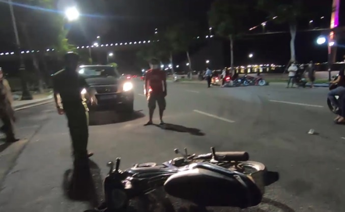 Hai nguoi cuop dien thoai cua phu nu hinh anh