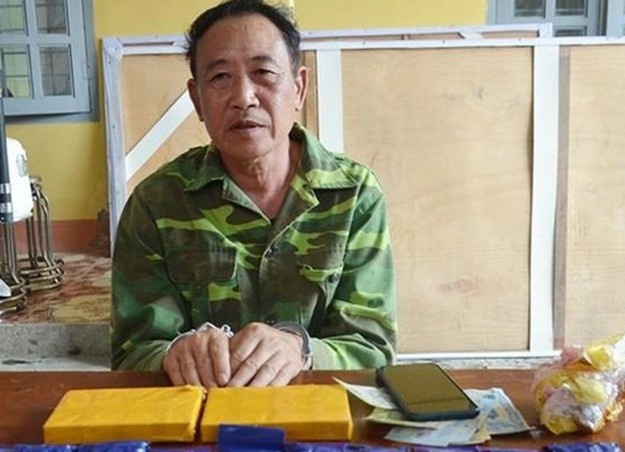 Con nghien ta hoa khi biet chieu tro giau ma tuy cua ong trum hinh anh
