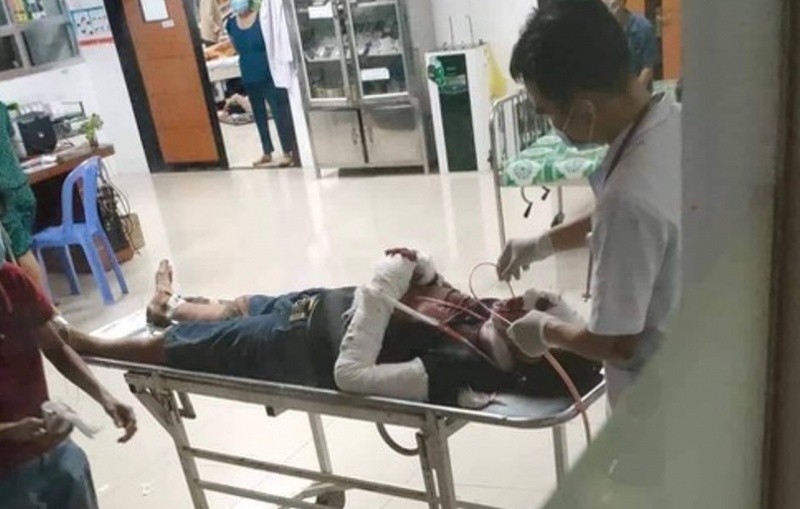 Ngoi cho cong an den bat sau khi dam nguoi hinh anh