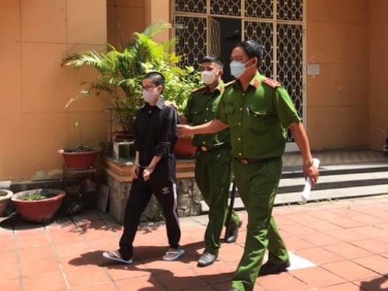 Lanh an 13 nam tu vi 'yeu' be gai 11 tuoi quen nhau qua mang hinh anh