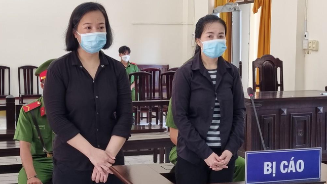 Hai chi em linh 24 nam tu vi lam gia giay to dat de lua dao hinh anh