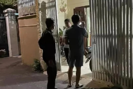 Hai ke di oto xong vao nha cuop thung dien thoai iPhone hinh anh