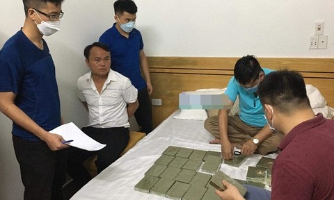 Bat thanh nien van chuyen 30 banh heroin di ban kiem loi hinh anh