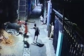 Hang xom danh nhau do cho tha rong hinh anh