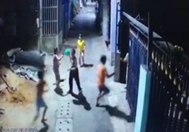 Hang xom danh nhau do cho tha rong, mot nguoi nguy kich hinh anh