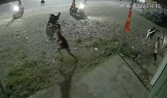 Keo den nha doi thu de chem nguoi hinh anh