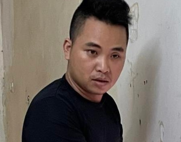 Nguoi phu nu ban hang rong bi giat dien thoai hinh anh