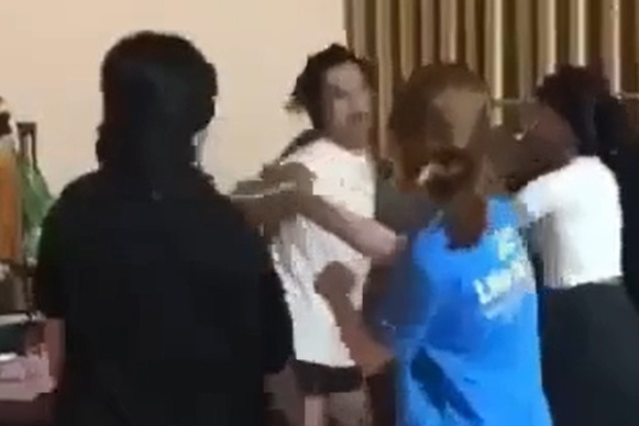 Co gai bi danh hoi dong o Binh Duong hinh anh