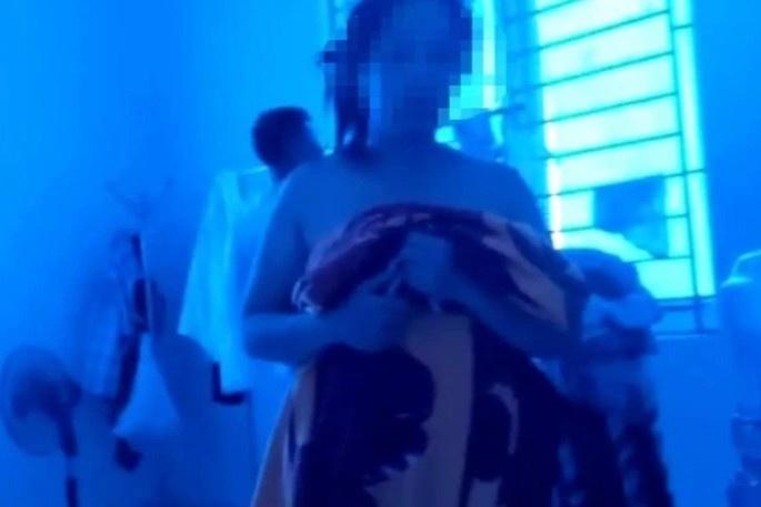 Niem phong dien thoai quay clip chu tich xa bi danh ghen hinh anh