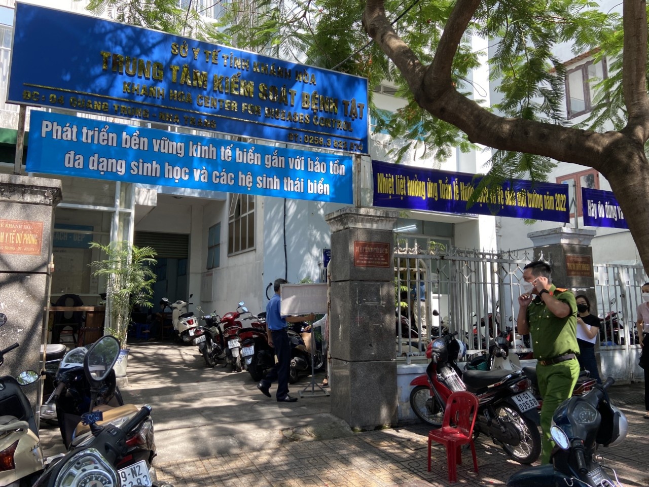 khoi to giam doc CDC Khanh Hoa anh 1