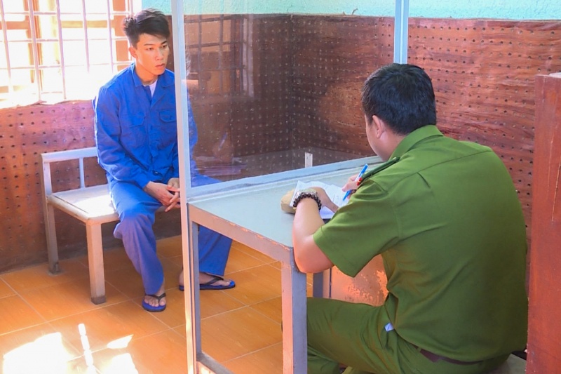Gia danh cong an lua dao me cua ban tu hinh anh