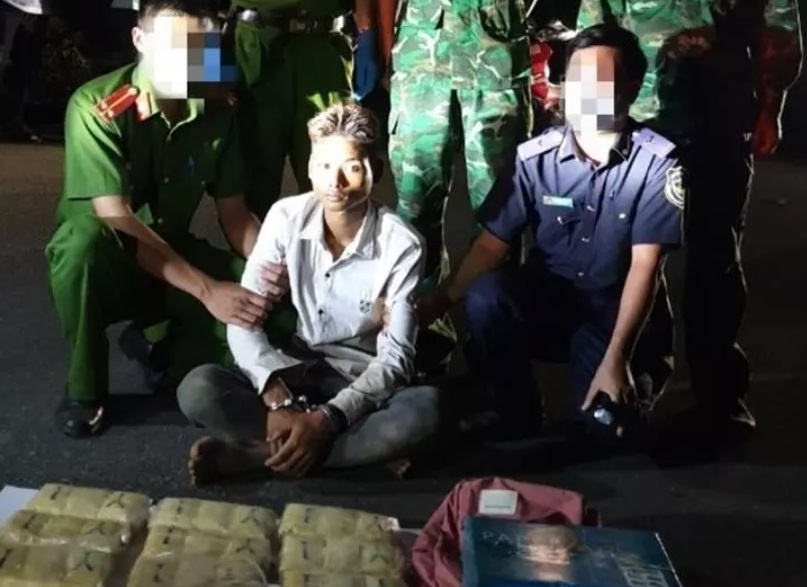 Bat giu nguoi van chuyen hon 65.000 vien ma tuy xuyen quoc gia hinh anh