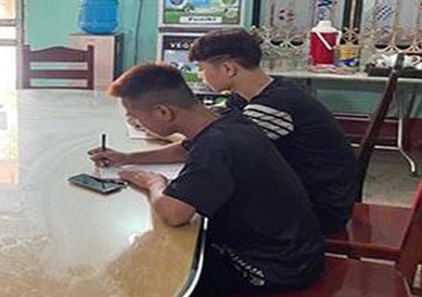 Phat nam thanh nien lai xe may bang chan hinh anh