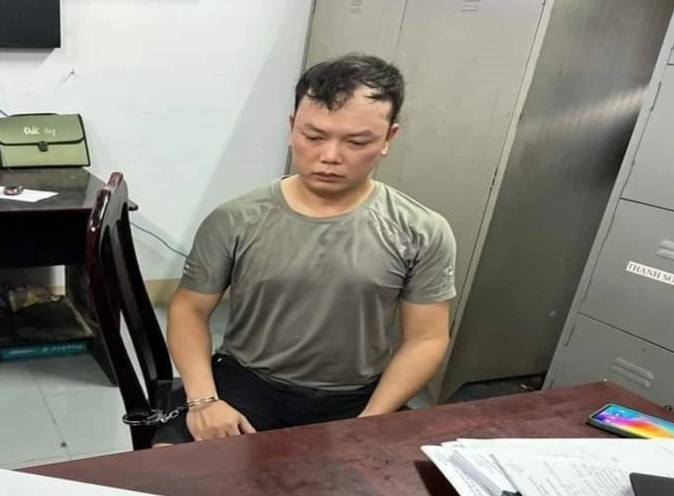 Can bo thue bi bat sau 5 nam bo tron hinh anh