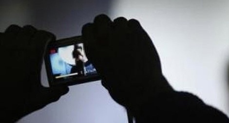 Khoi to nam sinh vien dung clip nhay cam de tong tien nu sinh cap 3 hinh anh