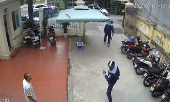 Nhom con do mang kiem vao benh vien truy sat nguoi dan hinh anh