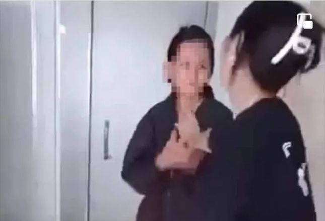 Nu sinh bi ban lot do, dung dep danh vao mat hinh anh
