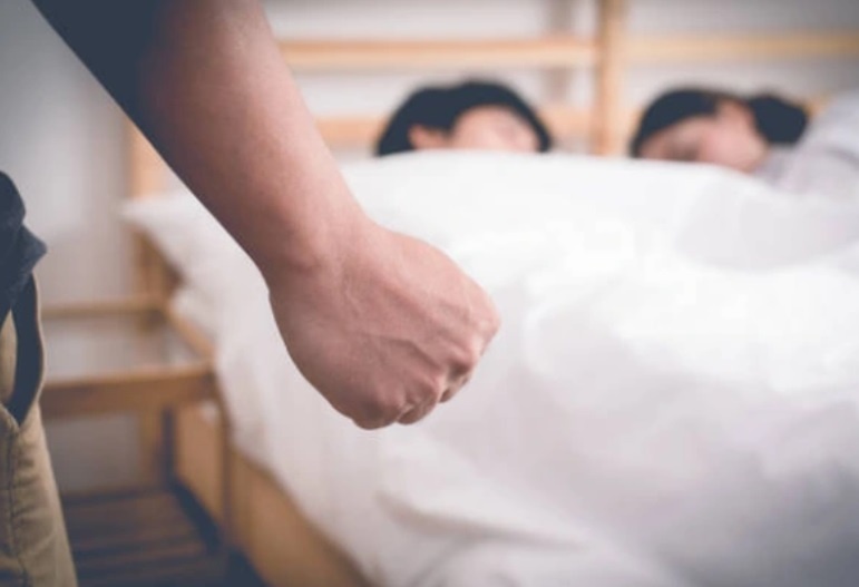 Bat qua tang vo ngoai tinh, ep tinh dich boi thuong 300 trieu dong hinh anh