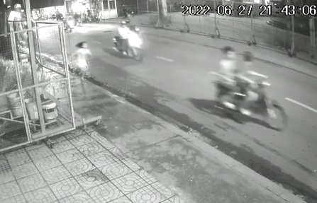 Bi giat dien thoai, be gai 10 tuoi chay bo duoi theo ten cuop hinh anh