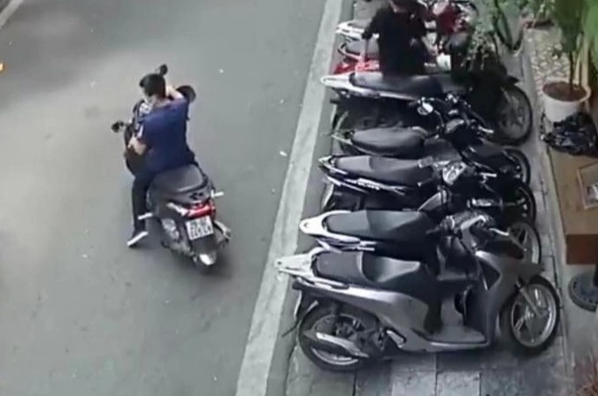 Ung tuyen lam bao ve quan ca phe de lay xe cua khach hinh anh