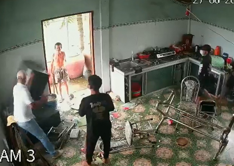 đập phá nhà bà cụ ảnh 1 dap pha nha ba cu anh 1