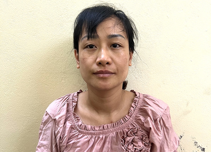 Bi mat trom tien khi dua nguoi phu nu quen o quan ruou ve nha hinh anh