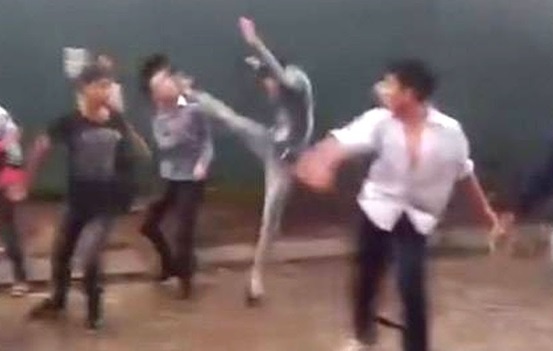 Hai nhom thanh nien hon chien trong dem o Binh Thuan hinh anh