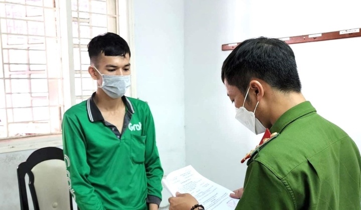 Tai xe Grab bat tay ke lua dao, mua ban tai khoan ngan hang hinh anh