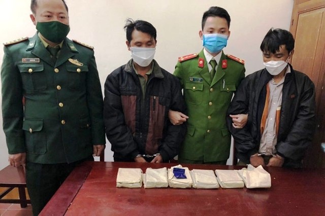 'La chan thep' tren tuyen bien gioi hinh anh