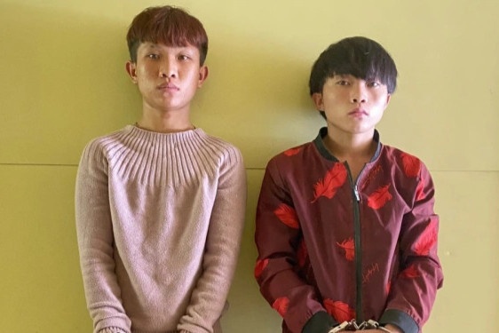 Bat 2 doi tuong chem trung uy cong an trong thuong hinh anh