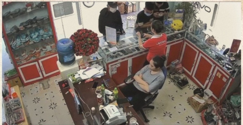 Dan canh cuop giat trong cua hang dien thoai hinh anh