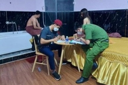 Tiep vien thoat y phuc vu khach trong co so massage o Binh Duong hinh anh