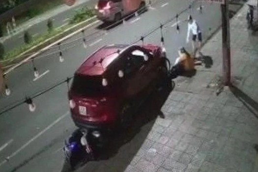 Nguoi dan ong lai oto tong vo cu vi ghen tuong hinh anh