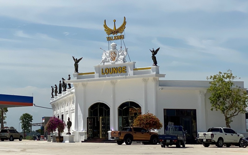 No sung tai quan bar vua khai truong, 5 nguoi bi thuong hinh anh