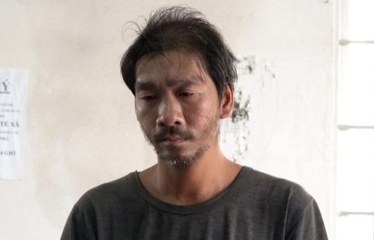 Be trai 6 tuoi bi cha danh dap da man hinh anh