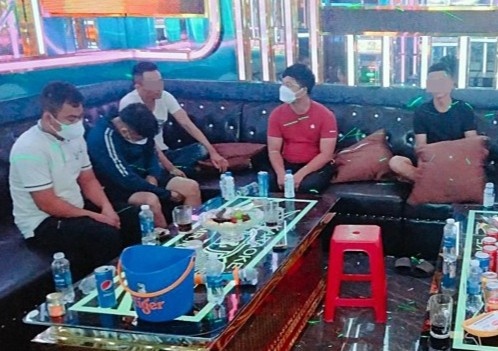 28 nguoi duong tinh voi ma tuy trong quan karaoke Mr. Rin hinh anh