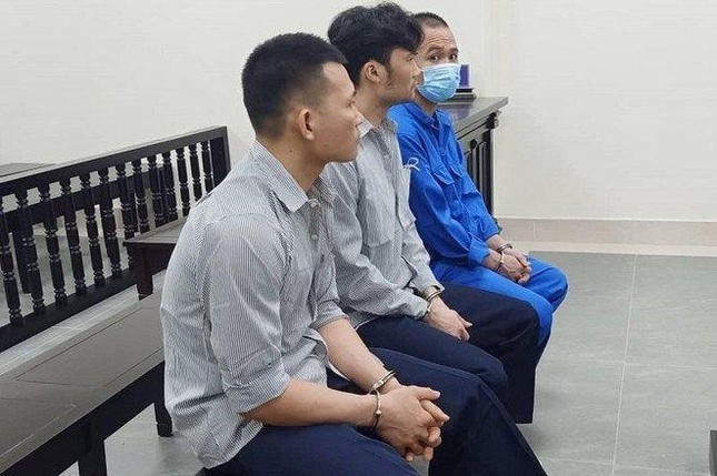 giam giu co gai trong xe anh 1