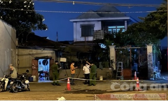 Nhan vien rua xe bi dam anh 1