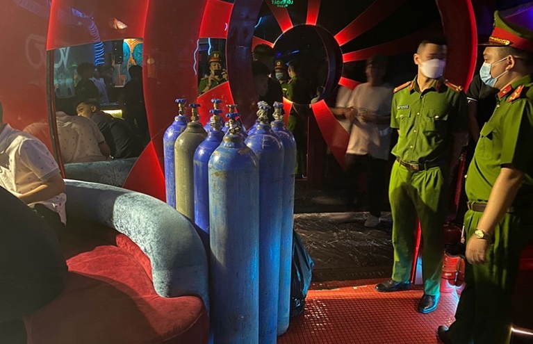 Ngan chan bong cuoi o quan bar pho co Ha Noi hinh anh