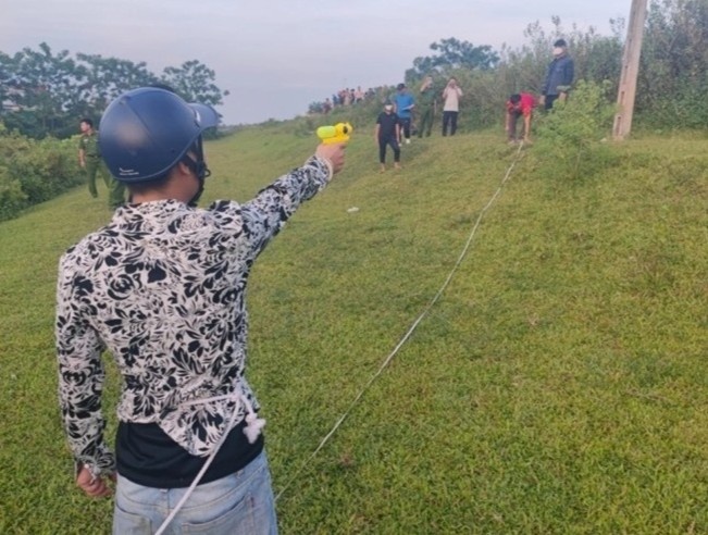 Bat tam giam ke no sung de doa nguoi dan hinh anh