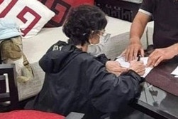 Bi can Le Thu Van ra trinh dien hinh anh