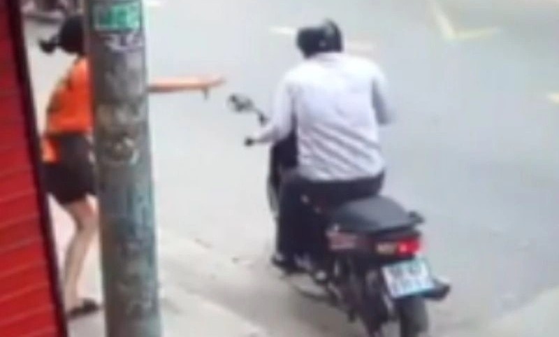 Nu nhan vien nga ra duong vi lao theo keo xe may bi trom hinh anh