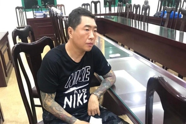 Lat mat ke tron truy na Interpol tu tieng rao cua nguoi ban hang rong hinh anh