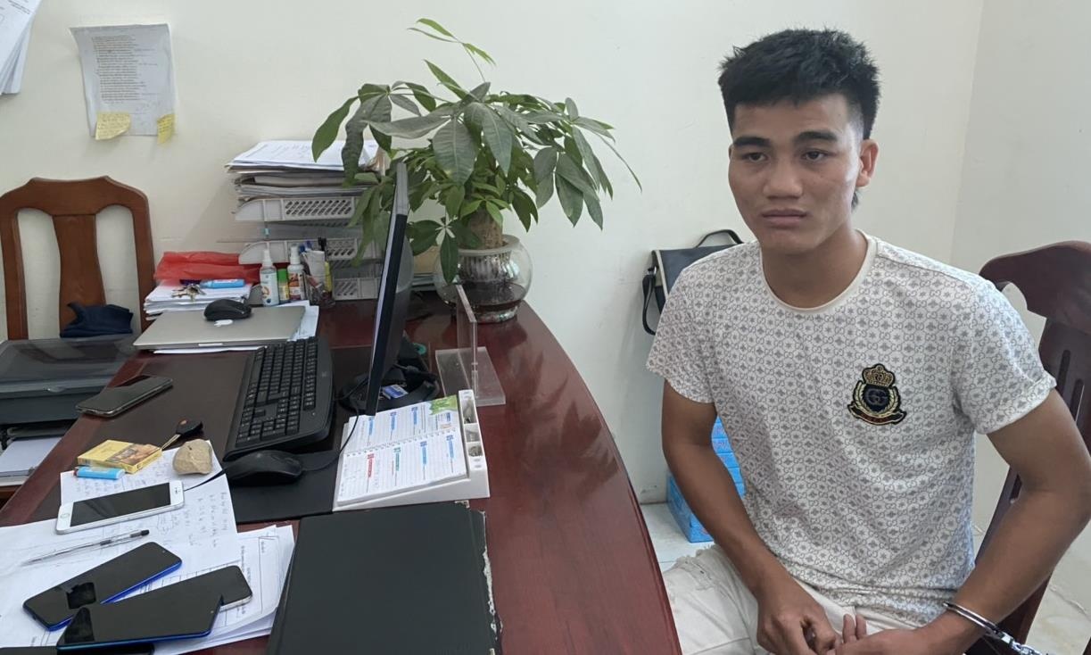 Thanh nien gay ra 3 vu giat dien thoai trong chua day mot gio hinh anh