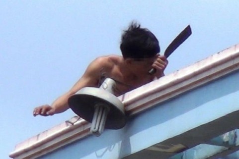 Thanh nien ngao da lot quan ao gay nao loan duong pho hinh anh